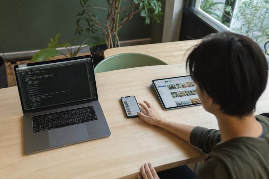 Working across a PC, a smartphone and a tablet set side by side